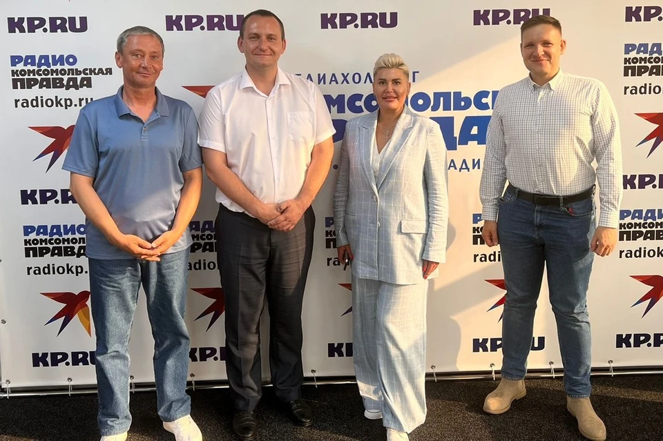 Александр Акимов и Татьяна Белоусова (в центре). Фото: радио «Комсомольская правда — Сахалин»
