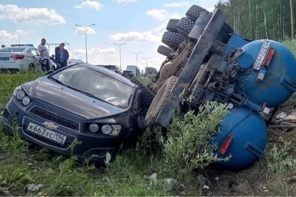 КАМАЗ наехал на Chevrolet Aveo. Фото: Отделение пропаганды Госавтоинспекции УМВД России по Екатеринбургу