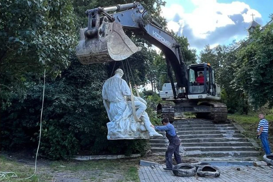 В Львовской области нашли замену снесенному памятнику "Родина-мать"