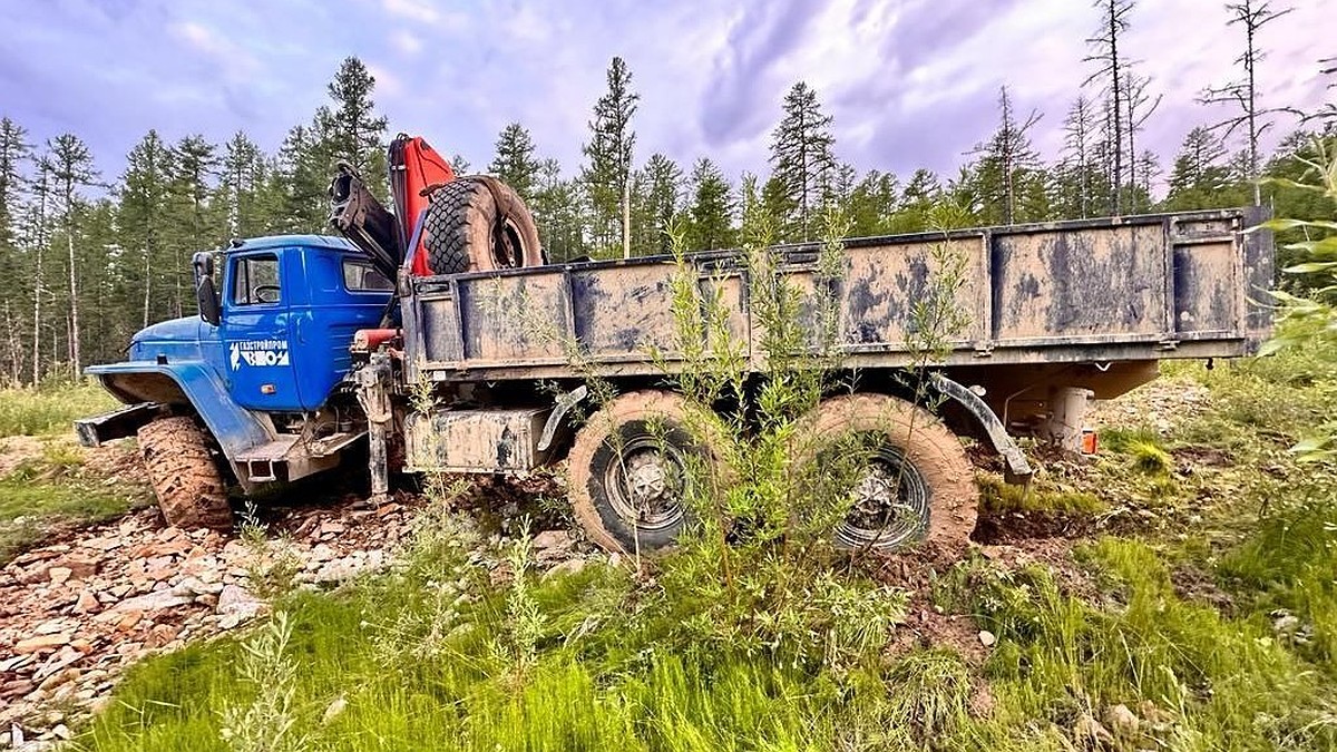 В Олекминском районе водитель «Урала» выпрыгнул из машины и погиб - KP.RU