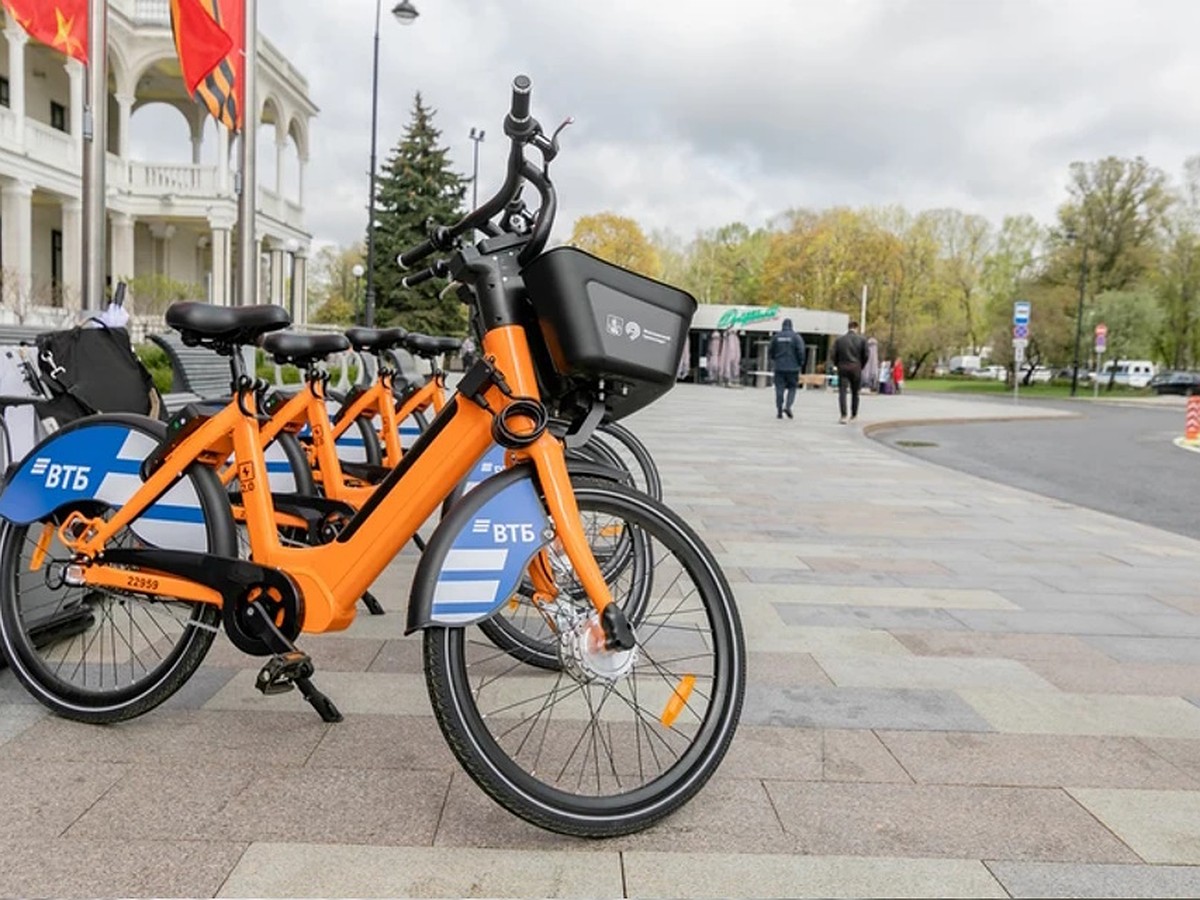 Москвичи смогут подзарядить телефон на трех тысячах велосипедах городского  проката - KP.RU