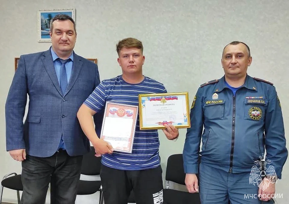 В ГУ МЧС по Мурманской области наградили жителя Апатитов Александра Гущина, который спас в Зеленоборском пятерых людей из пожара. Фото: mchs_murmansk