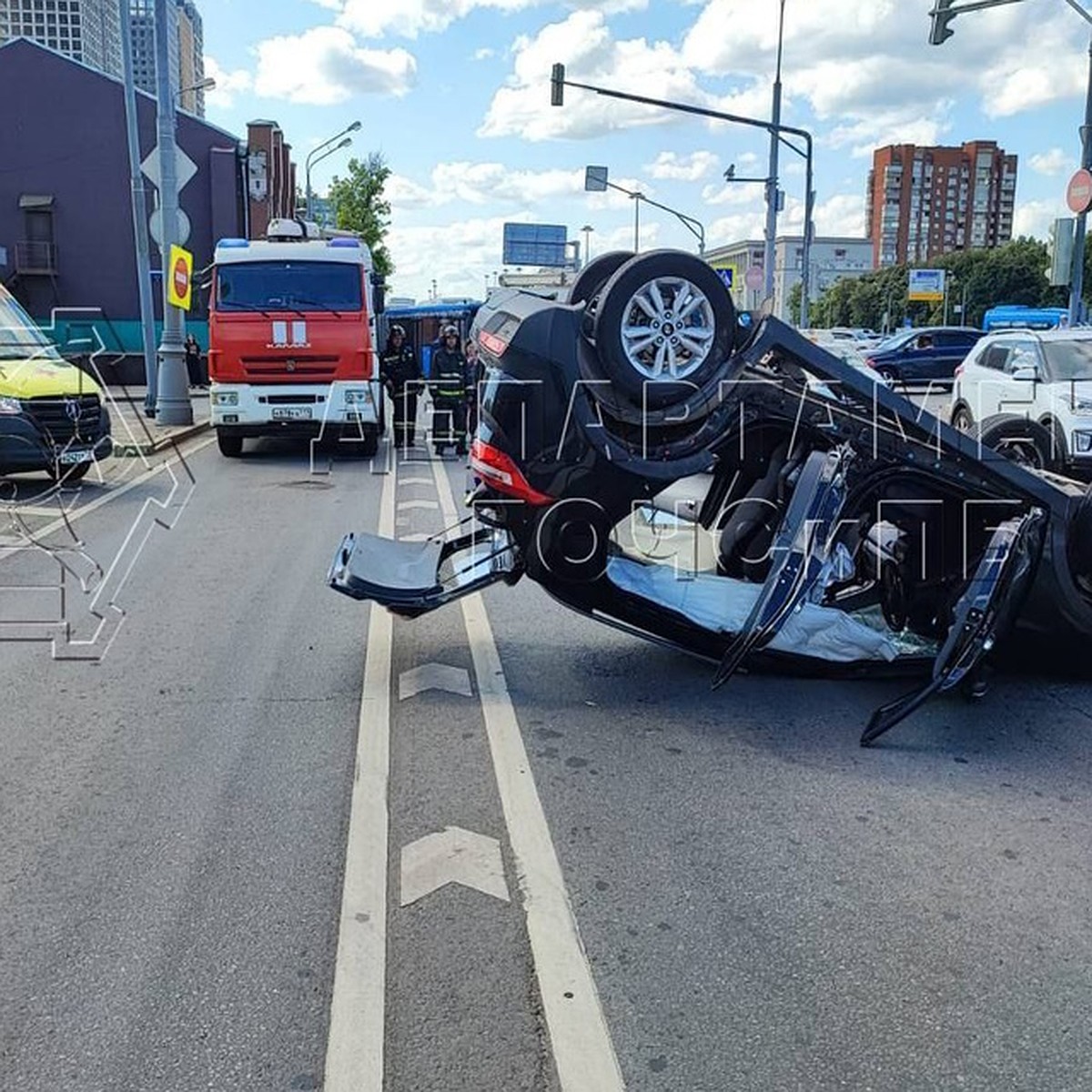 Автомобиль перевернулся после ДТП на Ленинградском проспекте в Москве -  KP.RU