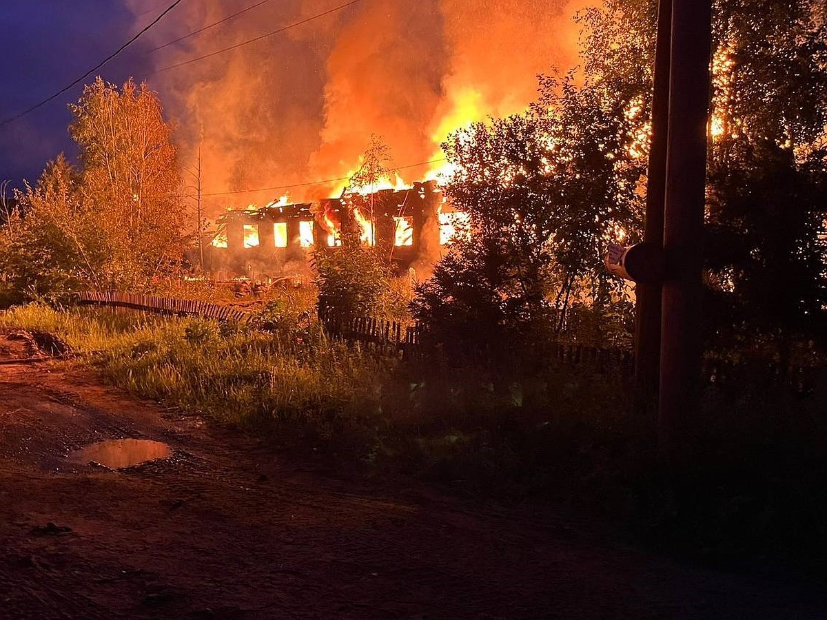 Сгорел дотла. Что известно о пожаре двухэтажного дома в Олекминске - KP.RU