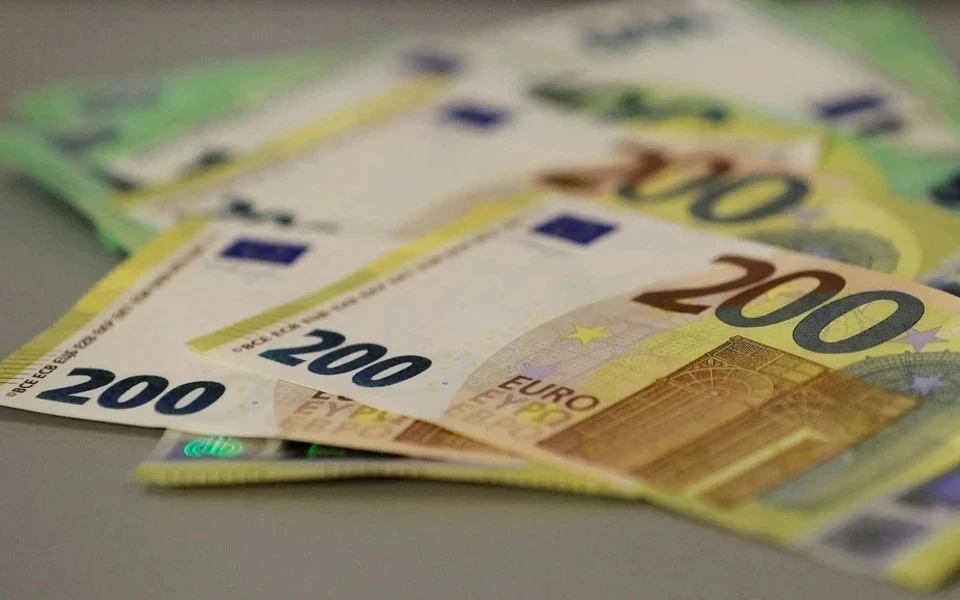 Курс евро превысил 98 рублей впервые с 29 марта 2022