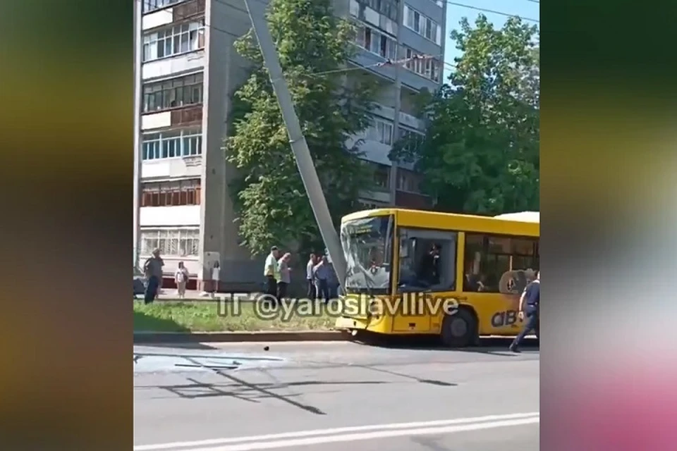 В Ярославле автобус врезался в столб. Скриншот с видео, группа "Ярославль LIVE" ВКонтакте