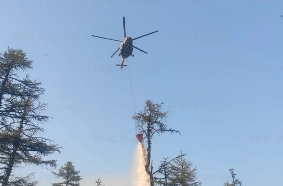 Больше 300 тонн воды сбросила авиация МЧС на пожары в Магаданской области Фото: МЧС Магаданской области