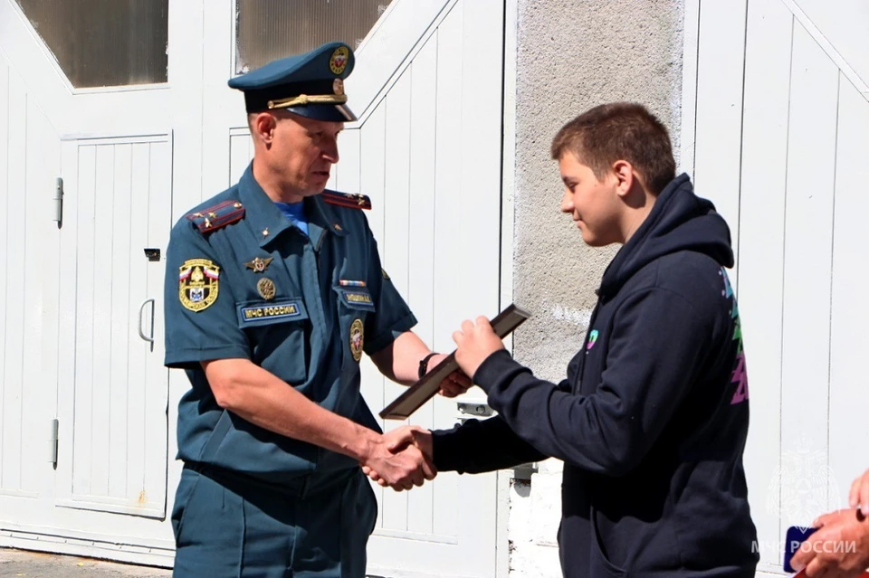 В Новосибирске 15-летнего мальчика наградили за спасение ребенка на пожаре. Фото: ГУ МЧС НСО.