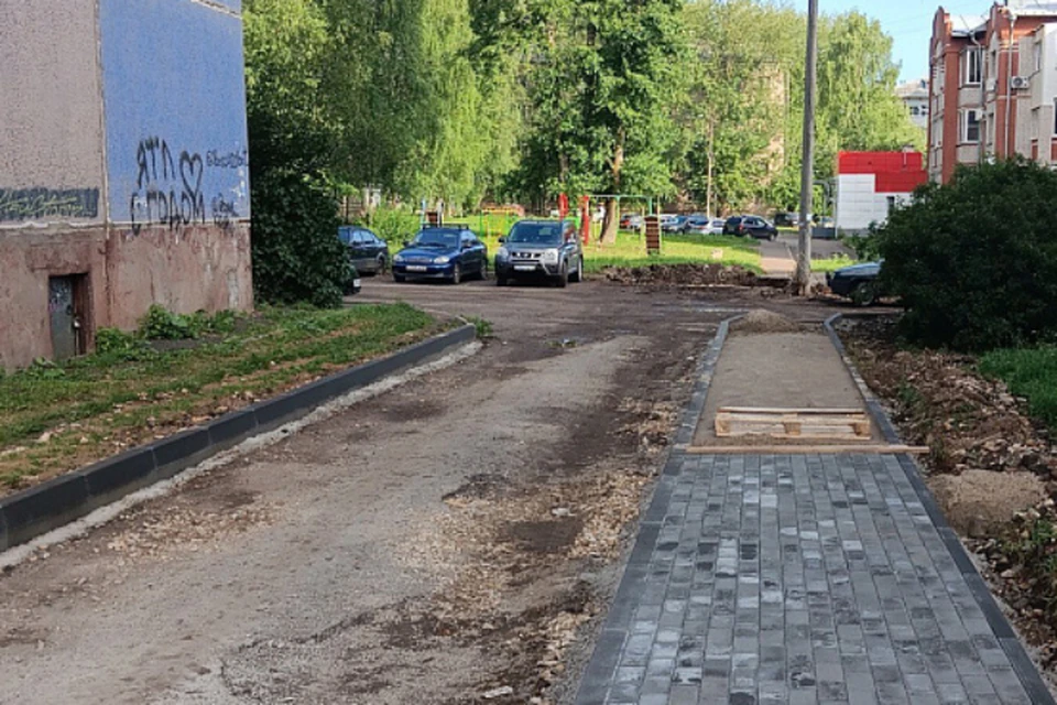 Подрядчики ремонтируют проезды и делают тротуары. Фото: kirovreg.ru