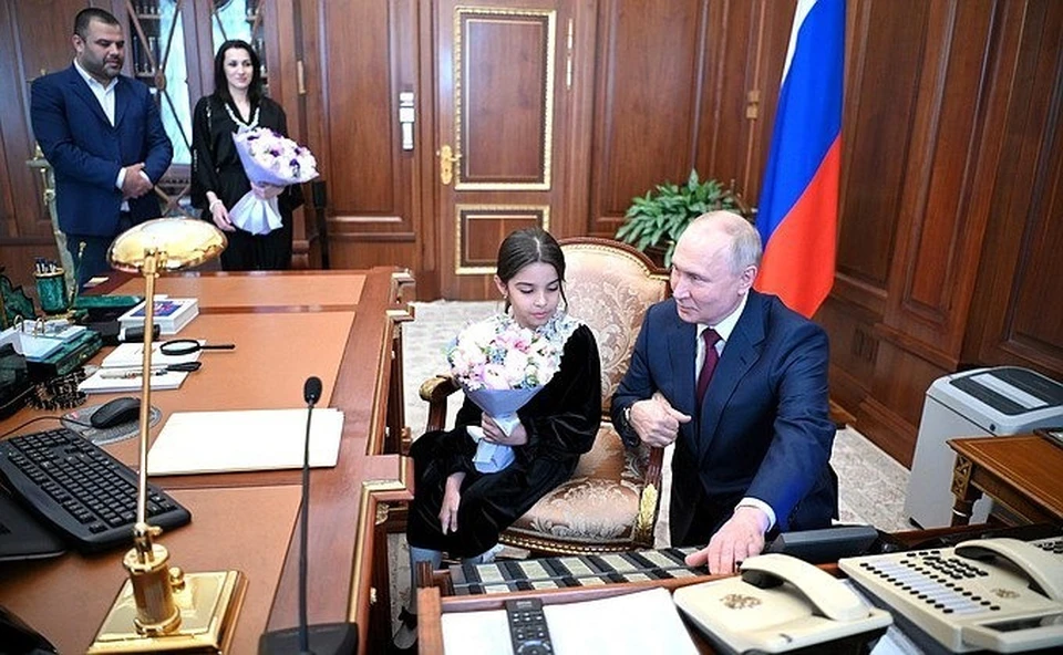 Глава государства встретил в Кремле Раисат и ее родителей. Фото: с сайта президента России