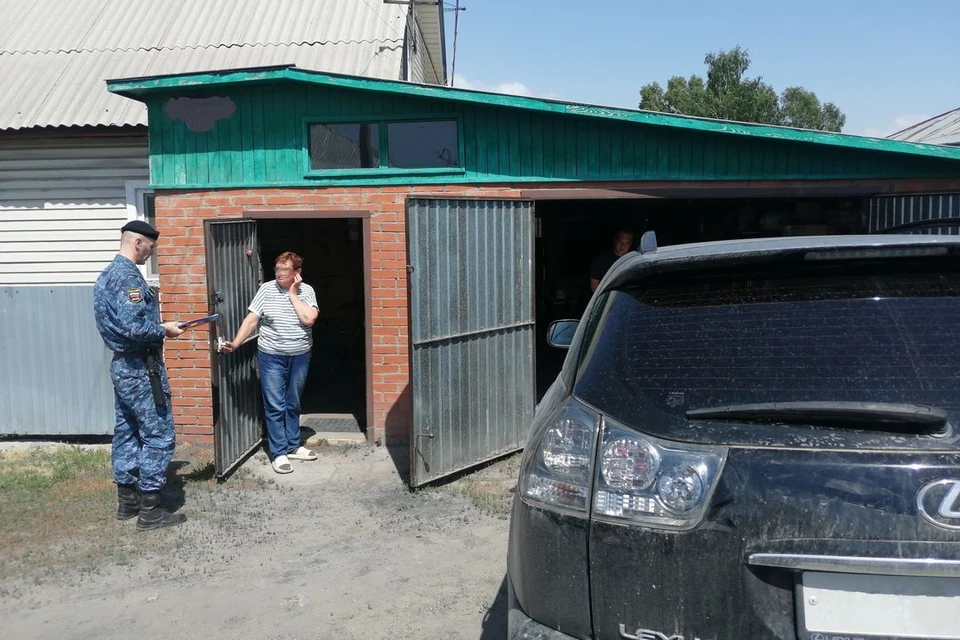 Житель Новосибирска погасил долг по алиментам, лишь бы вернуть свой «Лексус». Фото: ГУ ФССП России по НСО