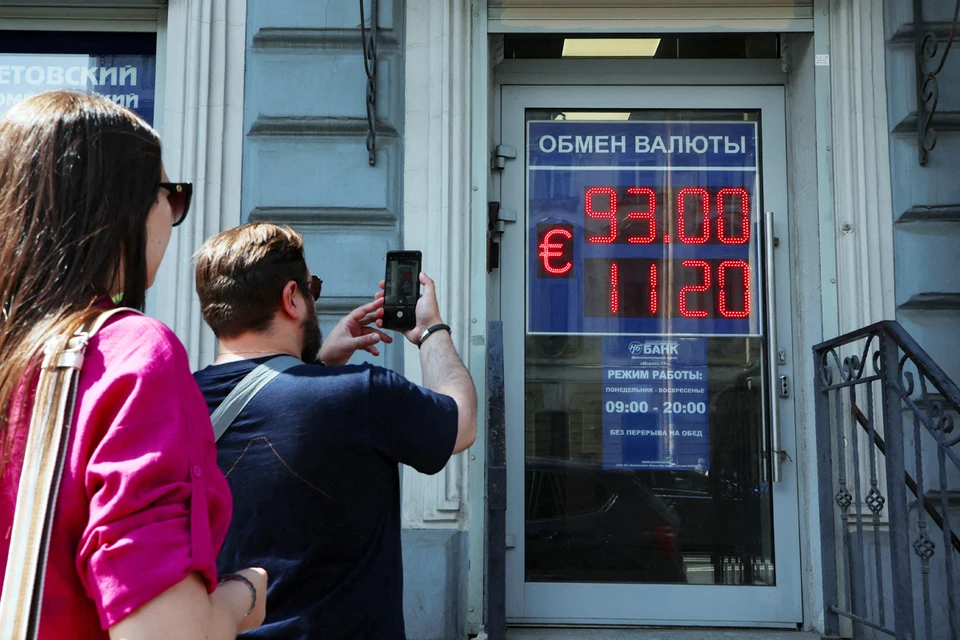 Ситуация с курсом рубля пока еще не отразилось на ценах. Но падение национальной валюты неминуемо приводит к высокой инфляции