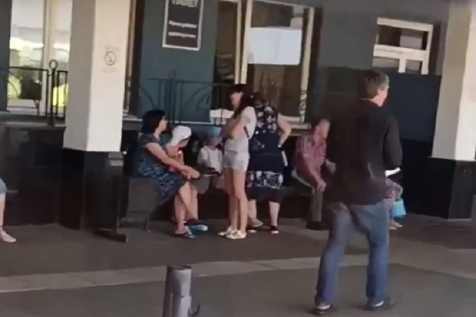 В Ярославле водитель отказался ехать в рейс из-за пассажиров. Скриншот с видео, группа "Жесть Ярославль" ВКонтакте