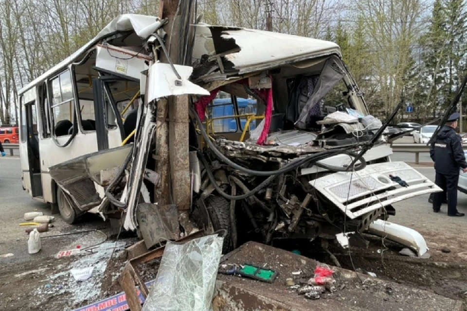 Автобус врезался в ЛЭП на улице Производственной. Фото: УМВД России по Кировской области