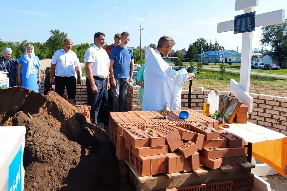 Настоятель храма Космы и Дамиана протоиерей Олег Быков провел чин освящения закладного камня. Фото: администрация Грачевского района