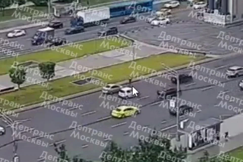 На месте ДТП работают оперативные службы города