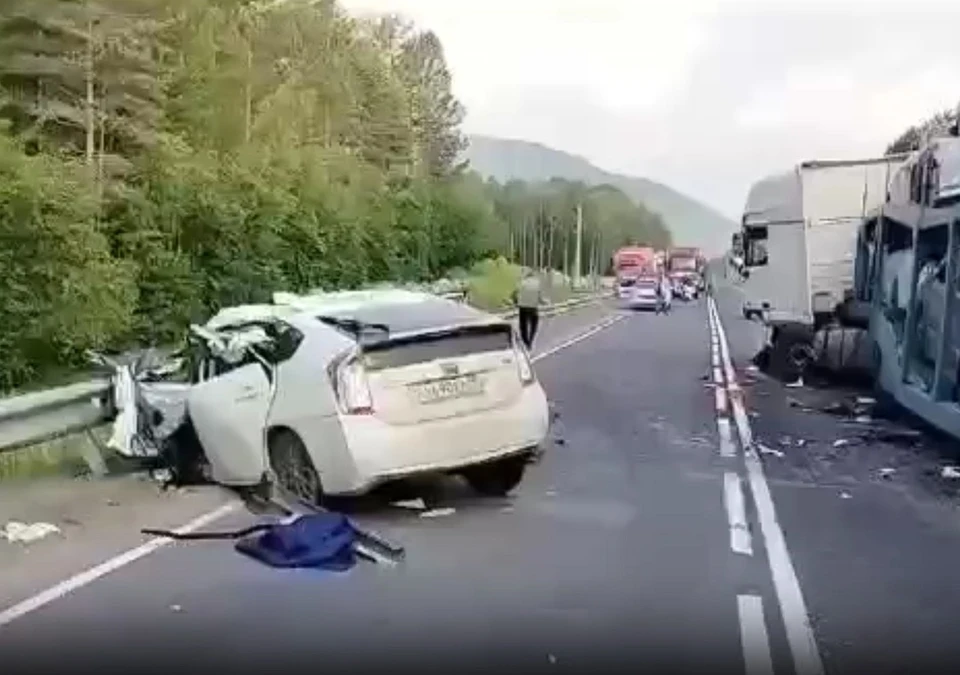 Сотрудники полиции разбираются в обстоятельствах автоаварии, в результате которой погиб человек