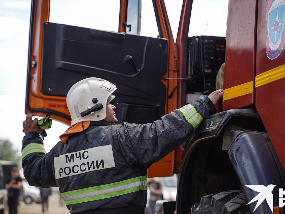 Очевидцы сообщили о сильном пожаре со взрывами на турбазе под Самарой 9  июля 2023 - KP.RU