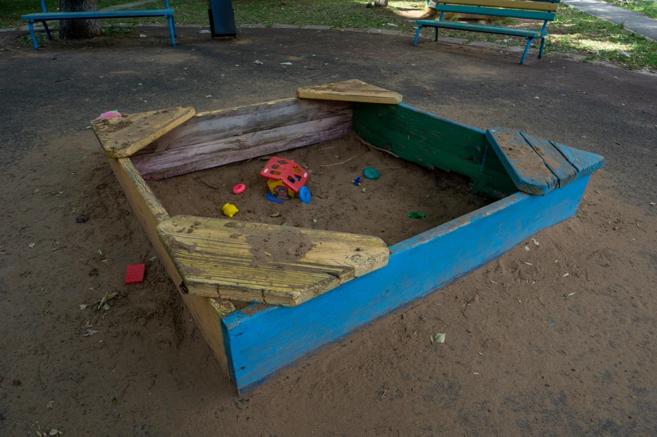 Детская площадка устарела и была не закреплена