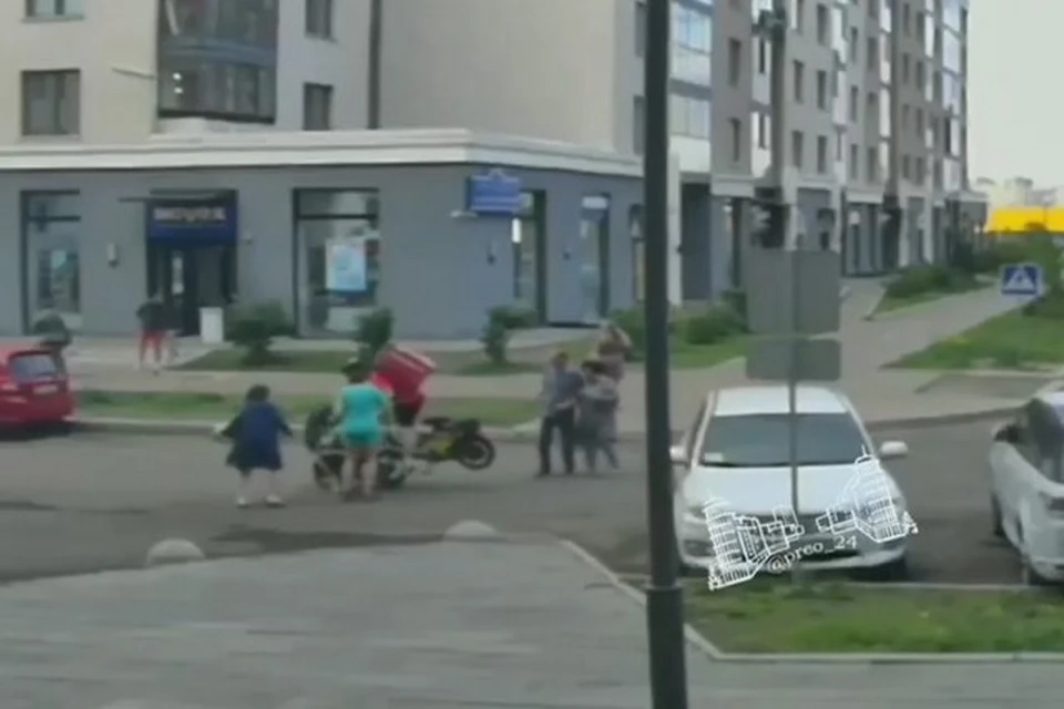 В Красноярске доставщик «Самоката» врезался в коляску с ребенком. Стоп-кадр видео