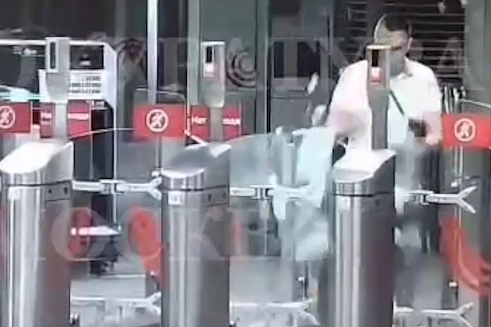 Желающий проехать в московском метро зайцем мужчина разбил турникет Фото: стоп-кадр из видео