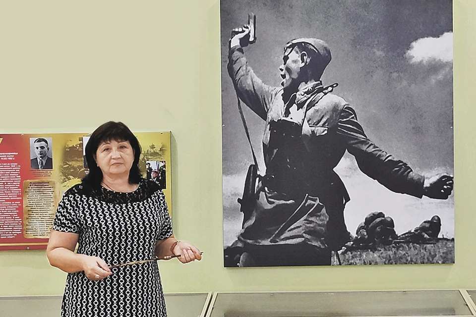 Директор хорошевской школы Ольга Крючек показывает школьный музей. И, конечно же, в нем есть репродукция легендарного фото.