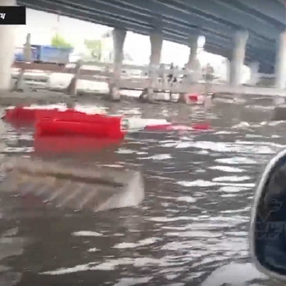 В Новосибирске из-за потопа на площади Будагова сломалось несколько машин -  KP.RU