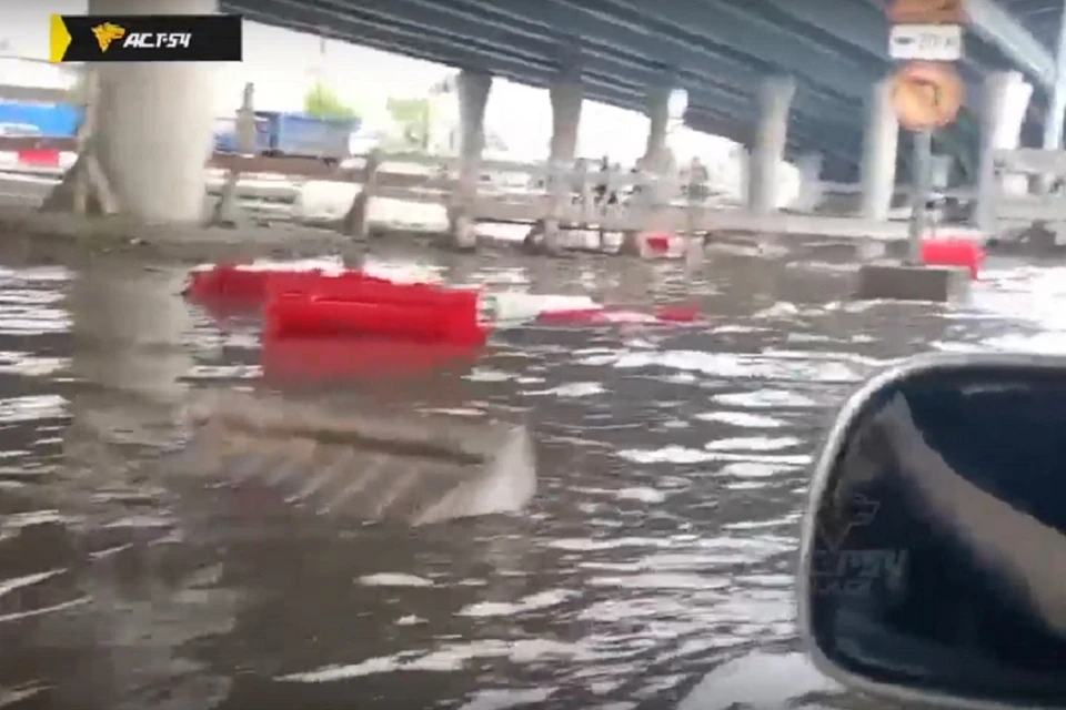 Дорожные ограждения царапали проезжающие машины. Фото: скриншот видео "АСТ-54"/ВКонтакте.