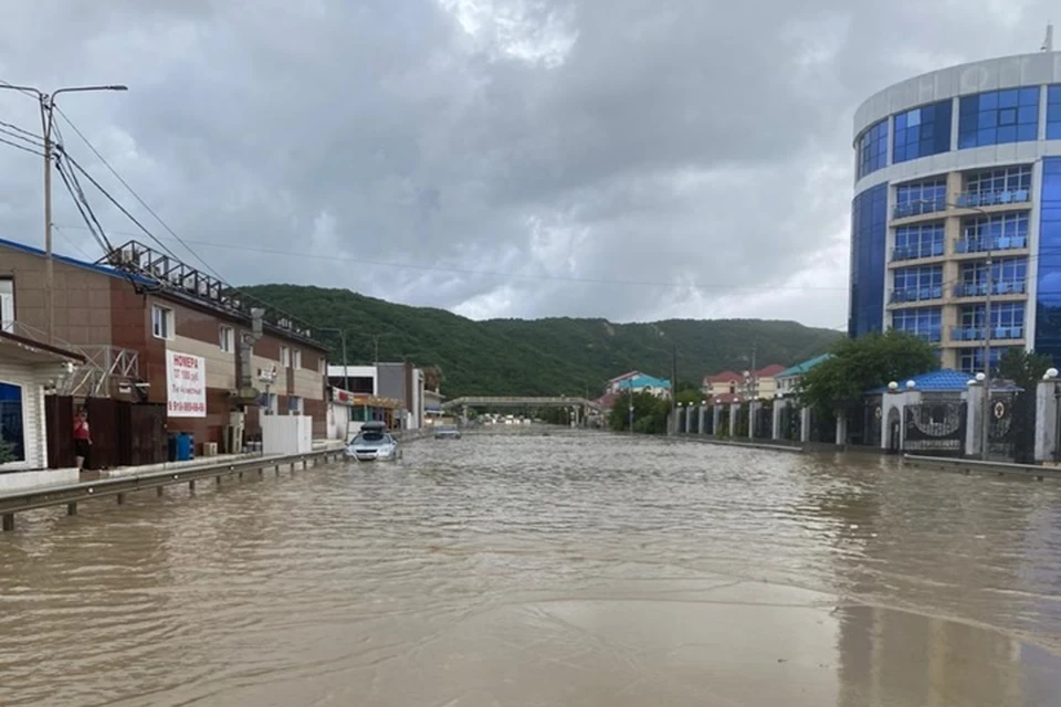 Некоторые участки дорог остаются под водой