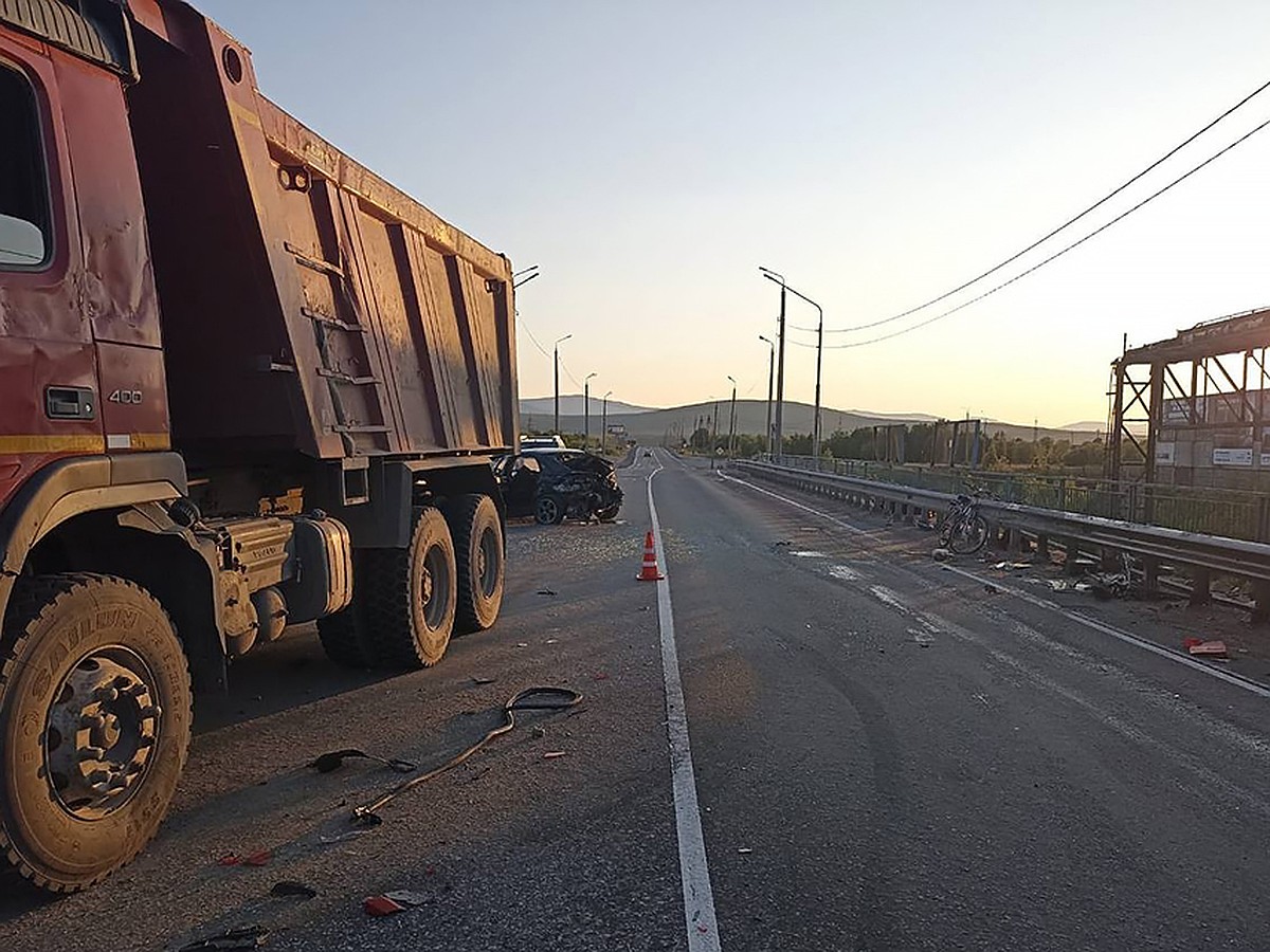 Под Мончегорском из-за взорвавшегося у Volvo колеса пострадали четыре  человека - KP.RU