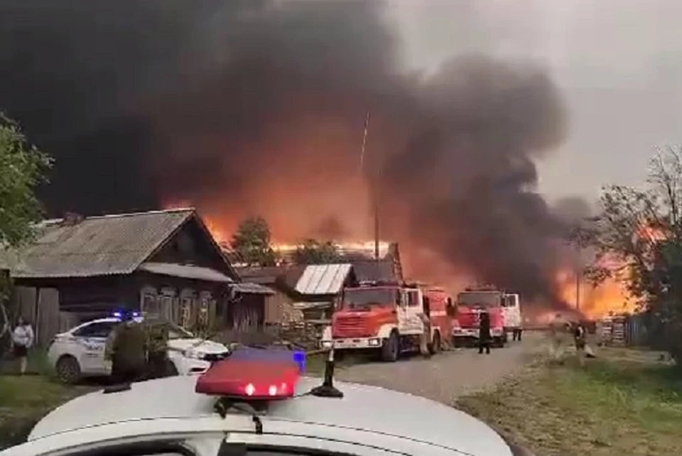 Огонь подошел к селу. Фото: ГИБДД по Свердловской области