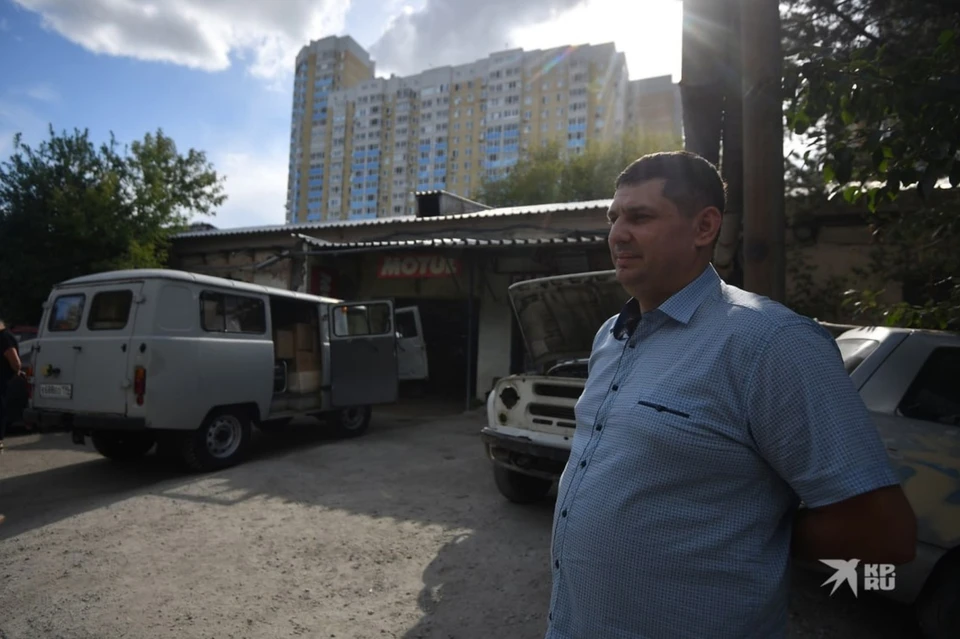 Эльдар Акперов не смог уйти добровольцем из-за инвалидности по зрению, но желание помочь Родине не отступало