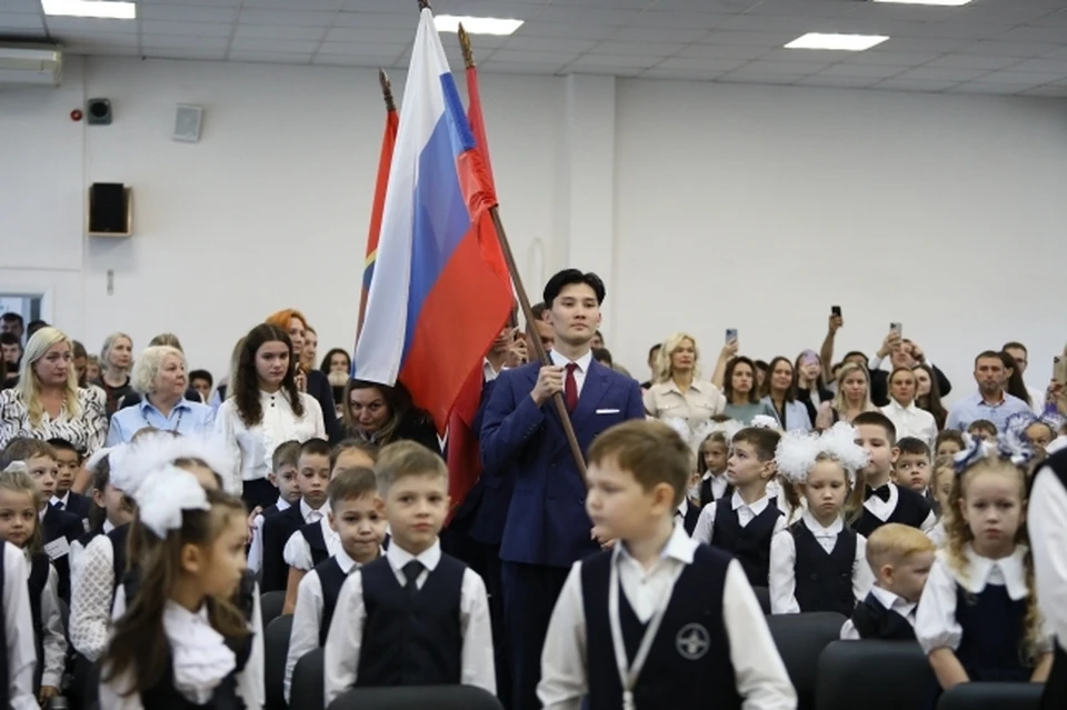 Ведомство планирует приобрести государственные флаги, гербы и 20 уличных флагштоков для 151 школы