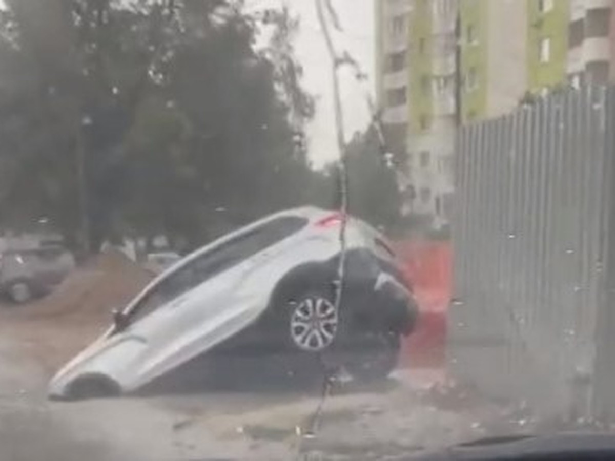 В Самаре на улице Губанова во время ливня иномарка провалилась под асфальт  - KP.RU