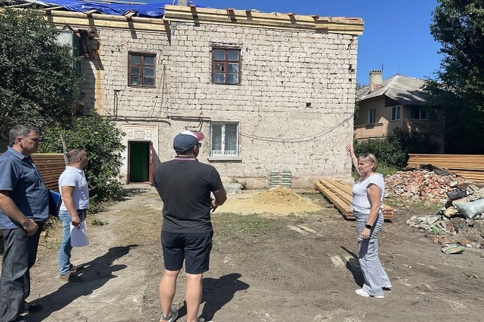 Нижегородские строители начали ремонт многоквартирного дома в Харцызске. Фото: Минстрой ДНР