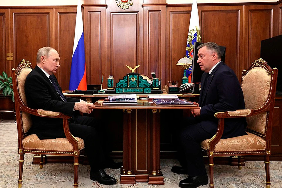 Президент Владимир Путин с губернатором Иркутской области Игорем Кобзевым.