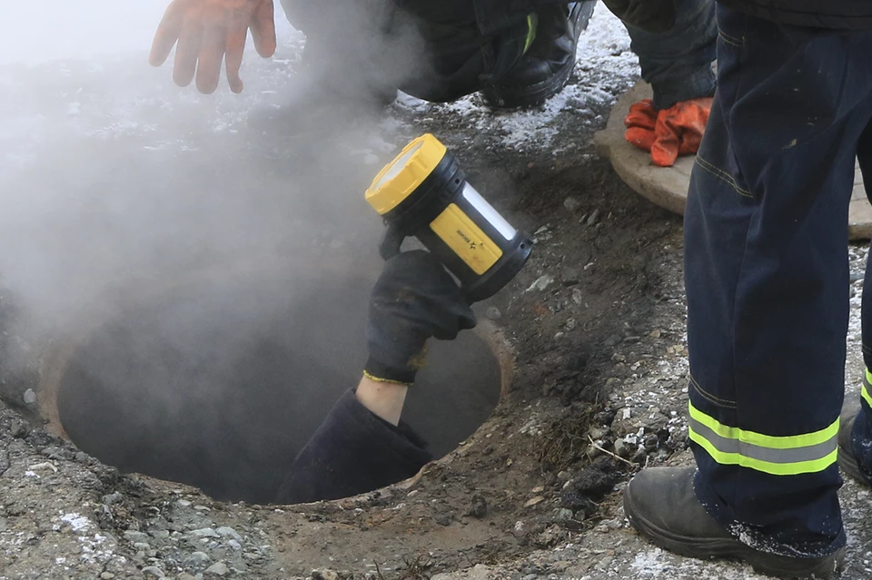 В Волгоградской области автомобиль провалился в колодец теплосетей
