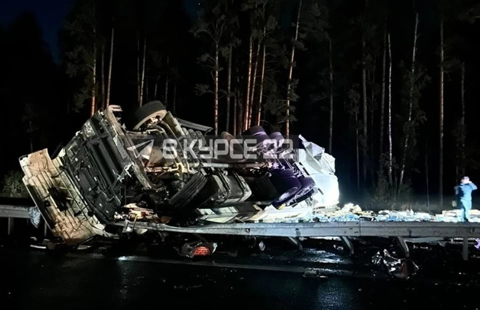 По сообщениям очевидцев, водитель большегруза жив. Фото: телеграм-канал «В курсе 22»