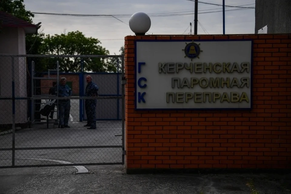 В настоящее время переправой могут воспользоваться грузовики с приоритетными видами товаров, рейсовые автобусы и организованные группы детей