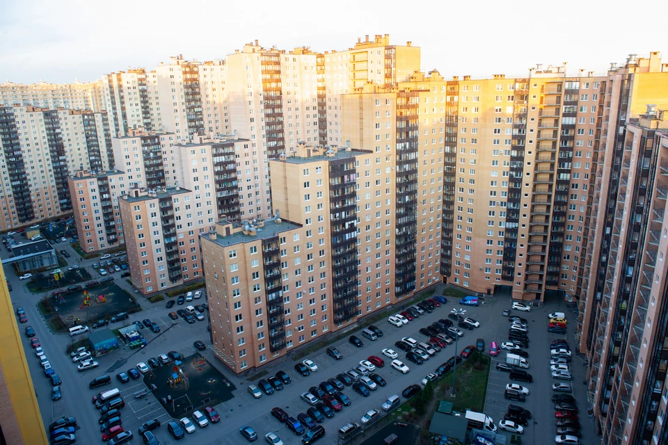 Стоимость квартир в новостройках Петербурга снизилась на 6% во второй половине 2023 года.