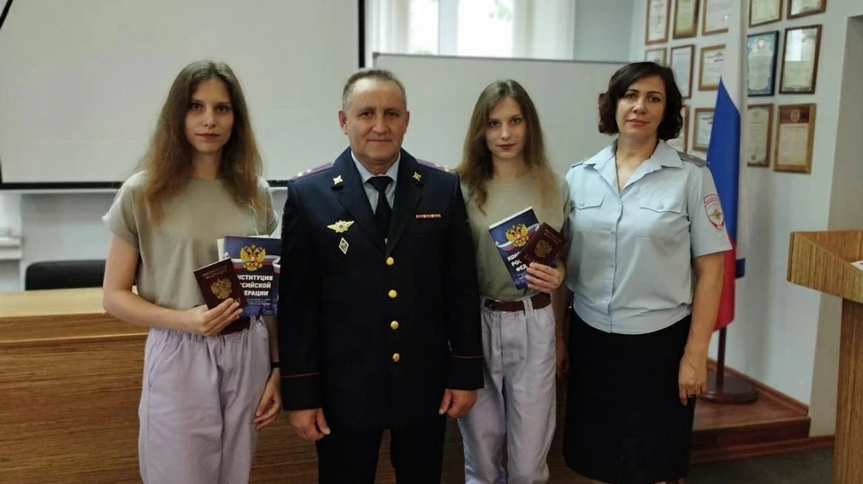 Сестрам-близняшкам Алине и Валерии из Донецкой Народной Республики вручили паспорта России.