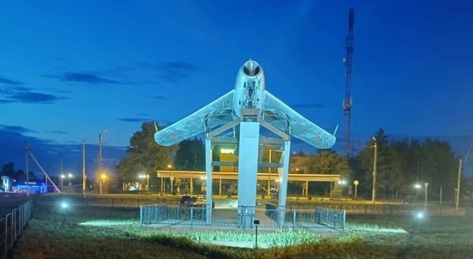 Рядом с самолетом-истребителем обустроили пешеходные дорожки. Фото: национальныепроекты.рф