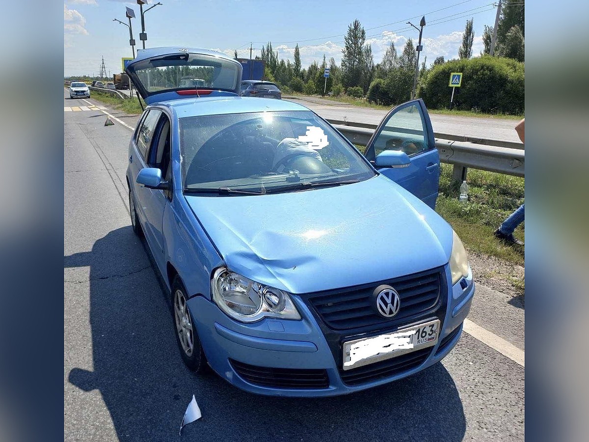 В Тольятти на Обводном шоссе иномарка сбила женщину на пешеходном переходе  - KP.RU