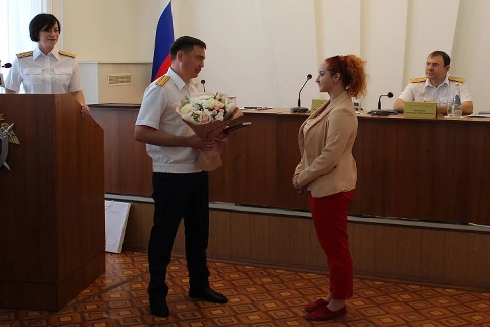 Награду Наталье Артяковой вручил руководитель следственного управления Марат Галиханов