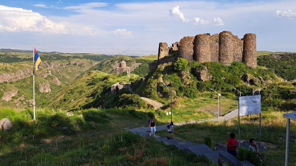 Крепость Амберд на горе Агарац
