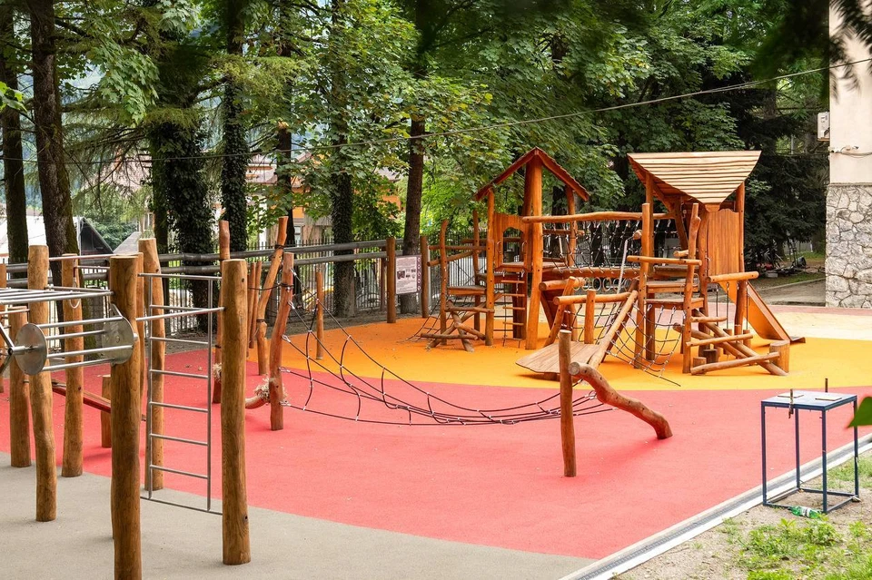 Также для горожан и гостей курорта у школы при поддержке инвесторов к концу года благоустроят сквер