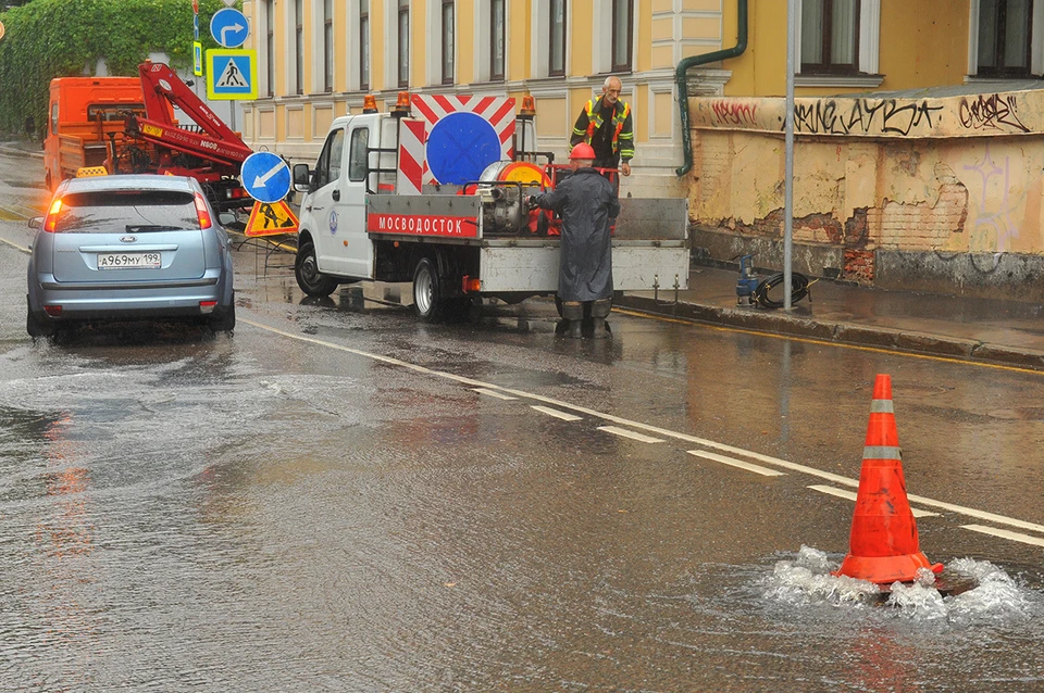 Скопившуюся воду оперативно спускали в ливневку бригады ГУП «Мосводосток».