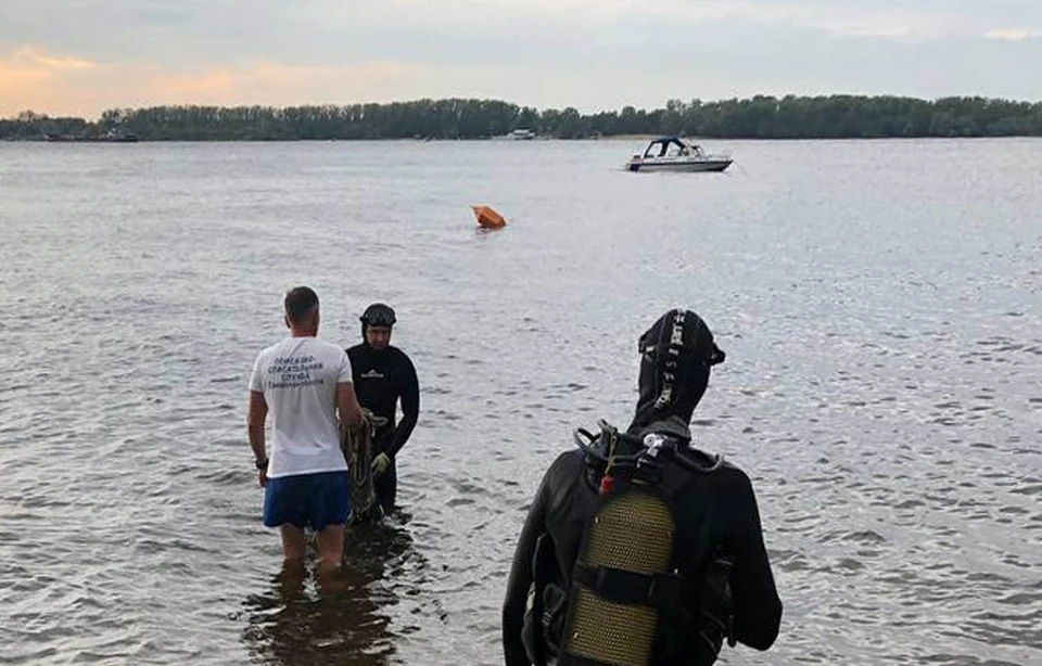 мужик в волге выставил руку