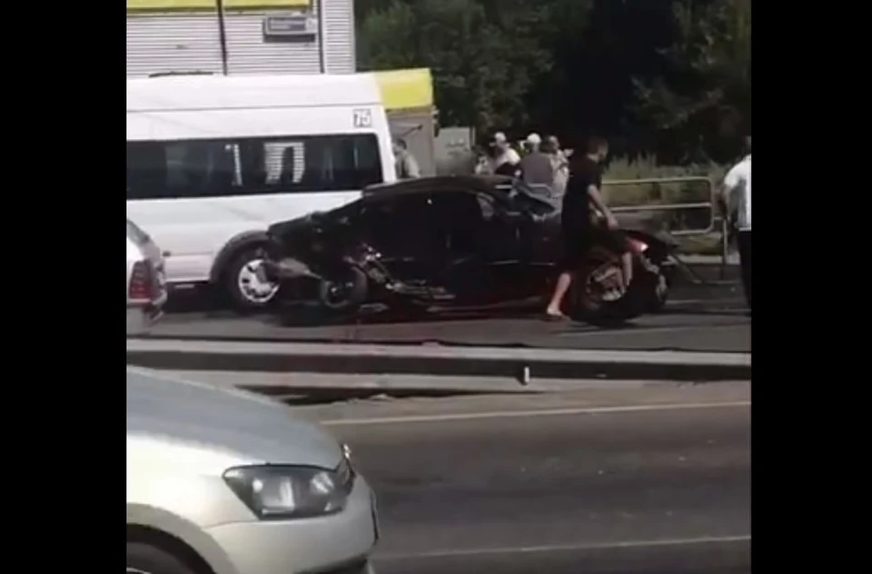 Машина тоже сильно пострадала. Фото: скрин видео АЧН