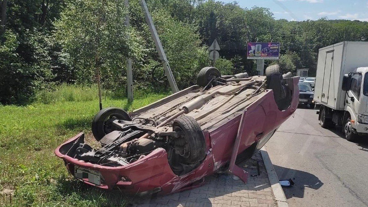 Пьяный разъезжал по городу: во Владивостоке машина перевернулась из-за ДТП  - KP.RU